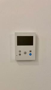 帕拉利米尼Fall In Paradise的墙上挂着一台白色微波炉