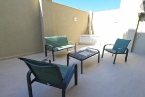 Tres sillas y una mesa en una habitación de hospital. en Quaint, Central Ground floor 2 Bed 2 Bath apartments at Little Oaks, en Pembroke