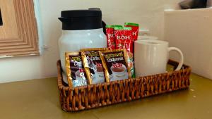 una canasta con comida y una botella de leche y una taza en Wangsa Village Inn, en Ulu Tiram 17 fotos más