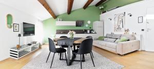un salon avec une table et un canapé dans l'établissement The New Place, à Ferrare