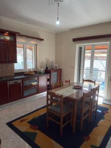 Kuchyň nebo kuchyňský kout v ubytování Άνετη Κατοικία για Απόδραση στη Λίμνη Πλαστήρα