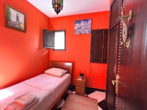 Giường trong phòng chung tại Traditional house with panoramic terrace