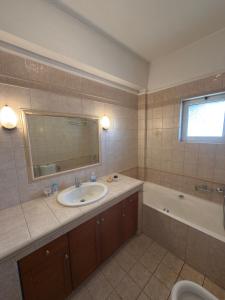 Koupelna v ubytování Άνετη Κατοικία για Απόδραση στη Λίμνη Πλαστήρα