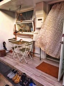 台东丛森民宿的小房间设有桌子和桌子