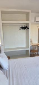 艾丽奇REYA suites的卧室里有一张白色的床和一把椅子 更多3张照片