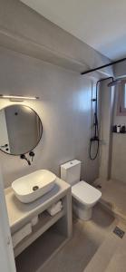 艾丽奇REYA suites的带水槽和马桶的浴室