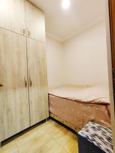 Habitación con armarios de madera y cama. en Jermuk Mini Apartment, en Jermuk