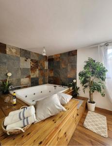 Cette chambre dispose de parquet et d'une baignoire. dans l'établissement צימר חן בחד נס, à Had Nes