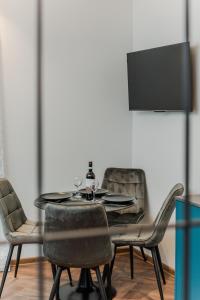 tavolo nero da pranzo con sedie e TV di Chamber House a Kaunas