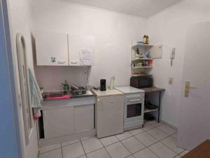 a small kitchen with a sink and a stove at Gemütliche zentrale Wohnung in Eisenach