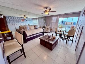 ein großes Wohnzimmer mit einem Bett und einem Tisch in der Unterkunft Feeling Tip’Sea in San Juan