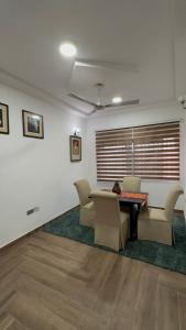 ein Wohnzimmer mit Tisch und Stühlen in der Unterkunft Adonai house - Kevat homes in Accra