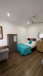ein Schlafzimmer mit einem Bett, einer Kommode und einem Spiegel in der Unterkunft Adonai house - Kevat homes in Accra + 14 Fotos
