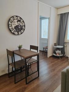 una sala da pranzo con un tavolo e delle sedie e un piatto sul muro di Pikku-Kassu a Hämeenlinna Altre 10 foto