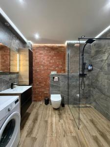 une salle de bains avec douche, toilettes et lavabo dans l'établissement Apartament 8, à Łobez