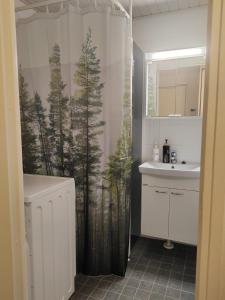 un bagno con tenda doccia con alberi di Pikku-Kassu a Hämeenlinna