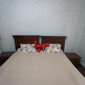 Mary&George في Sectorul Botanica: سرير مع حيوان أحمر على الوسادة