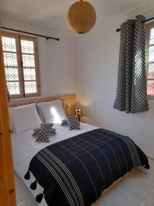 Ένα ή περισσότερα κρεβάτια σε δωμάτιο στο Riad Douiria MiLa Luxury Private 2 to 4 people