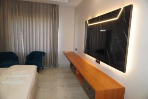 Μια τηλεόραση ή/και κέντρο ψυχαγωγίας στο Hotel Highway Heaven