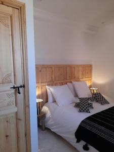 Ένα ή περισσότερα κρεβάτια σε δωμάτιο στο Riad Douiria MiLa Luxury Private 2 to 4 people