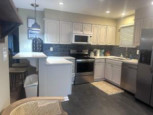 Kuchyň nebo kuchyňský kout v ubytování 68 Inlet Cove