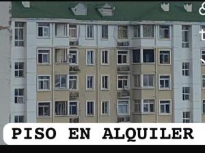 丘达德马拉波Piso的一张公寓楼的图片，上面写着“披萨和电器”。