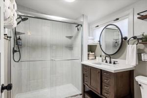 Vannituba majutusasutuses Spacious & Fun Family Oasis, Games, Hot Tub, View +38 fotot