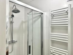 une douche avec une porte vitrée dans une salle de bain dans l'établissement Boerderijhuisje 22 - Landelijk logeren bij Sneek, à Loënga 39 autres photos