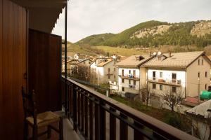 ein Balkon mit Blick auf die Stadt und die Berge in der Unterkunft - 5 min Impianti da Sci - Appartamento in Residence in Pescasseroli