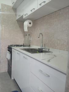 Köök või kööginurk majutusasutuses Cosy Apartment with Pool