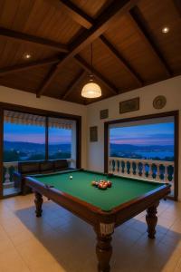 Biliár nebo kulečník v ubytování Aksarai hotel