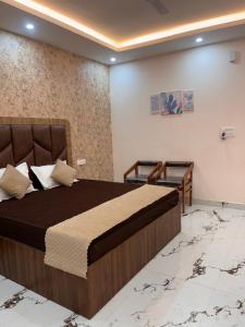 AyodhyaPepper Stayz in Ayodhya near Ramjanmabhoomi的一间带大床和书桌的卧室