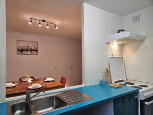 ルーヴァン・ラ・ヌーヴにあるCosy Homeのシンクとカウンタートップのあるキッチン