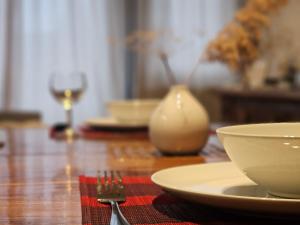 ルーヴァン・ラ・ヌーヴにあるCosy Homeのテーブルの上に皿とフォークが置かれている