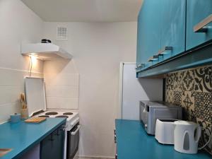 ルーヴァン・ラ・ヌーヴにあるCosy Homeのキッチン(青いカウンタートップ、電子レンジ付)