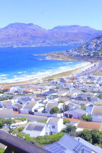 uma vista aérea de uma cidade e da praia em Oasis em Glencairn mais 21 fotografias