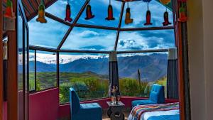 Habitación con ventana y vistas a las montañas. en Sky Dome Peru, en Cusco 59 fotos más