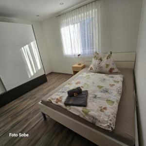 Ένα ή περισσότερα κρεβάτια σε δωμάτιο στο Landhaus Bergblick- Techelsberg