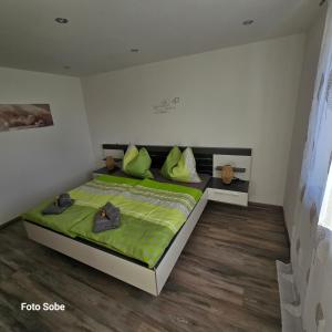 Ένα ή περισσότερα κρεβάτια σε δωμάτιο στο Landhaus Bergblick- Techelsberg