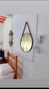 un miroir accroché au mur dans une chambre dans l'établissement Beira Rio Casa Canastra, à Vargem Bonita