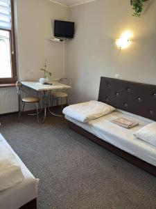 - une chambre avec un lit, une table et une table dans l'établissement Hotel Gryf, à Gryfice