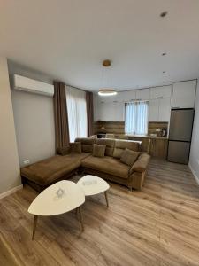 un salon avec un canapé et deux tables dans l'établissement D&E Cozy Stay, à Sauk