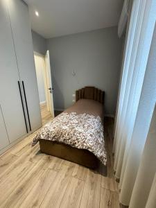 une chambre avec un lit et un parquet dans l'établissement D&E Cozy Stay, à Sauk