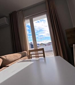 une pièce avec une table et une grande fenêtre dans l'établissement D&E Cozy Stay, à Sauk
