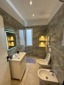 une salle de bain avec un lavabo et des toilettes et un lavabo dans l'établissement D&E Cozy Stay, à Sauk
