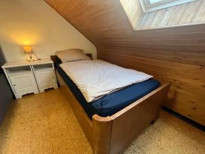 un lit dans une petite pièce avec une fenêtre dans l'établissement Beishan Appartements Nürnberg in Zentrum Dachgeschoss, à Nuremberg
