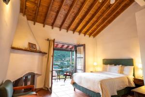 Ένα ή περισσότερα κρεβάτια σε δωμάτιο στο Αμπελικός