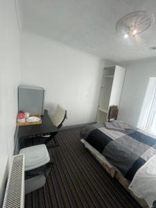 Giường trong phòng chung tại Bargain room minuites from train station