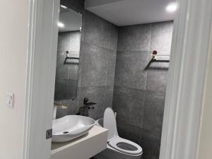 ein Badezimmer mit einer weißen Toilette und einem Waschbecken in der Unterkunft STAY 27th in Phnom Penh