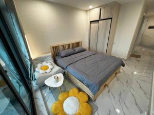 ein kleines Schlafzimmer mit einem Bett und einem Tisch in der Unterkunft STAY 27th in Phnom Penh